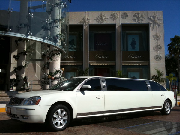 Limousine cancun shopping mall