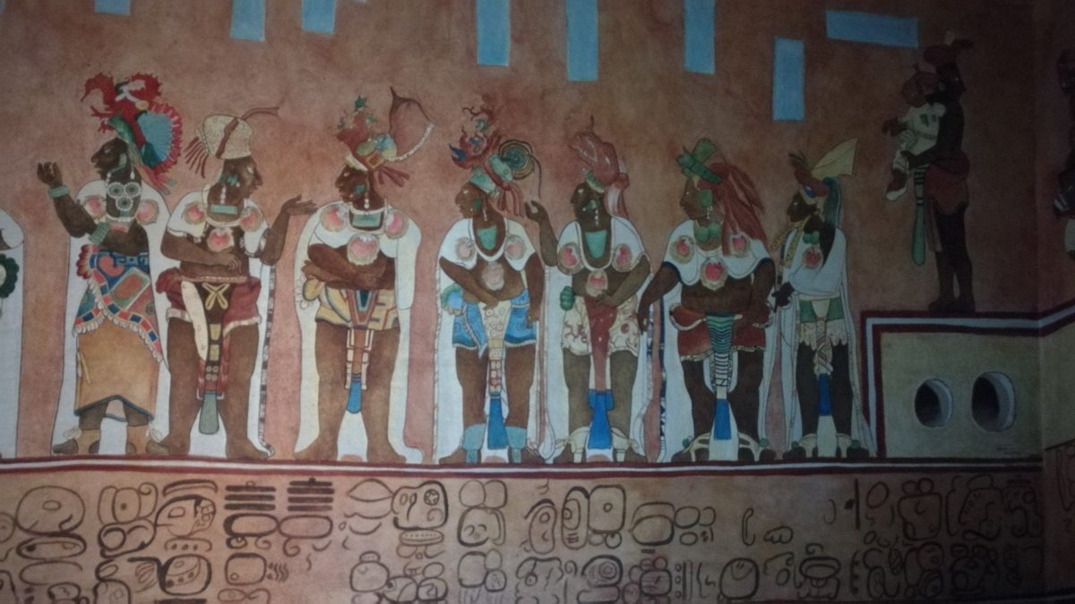 Reproducción de un mural maya con procesión de señores y jeroglíficos