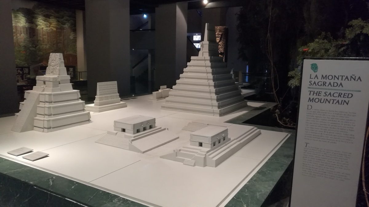 Maquetas de templos y palacios mayas: "La montaña sagrada"