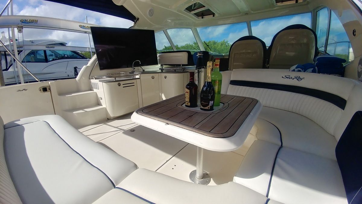 Sea Ray Sundancer 50 Yacht Rental in Cancun