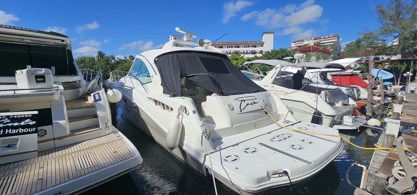 Sea Ray Sundancer yacht party