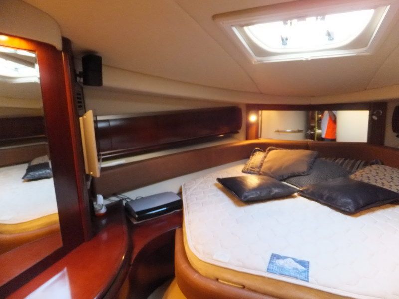 Sea Ray Sundancer yacht party