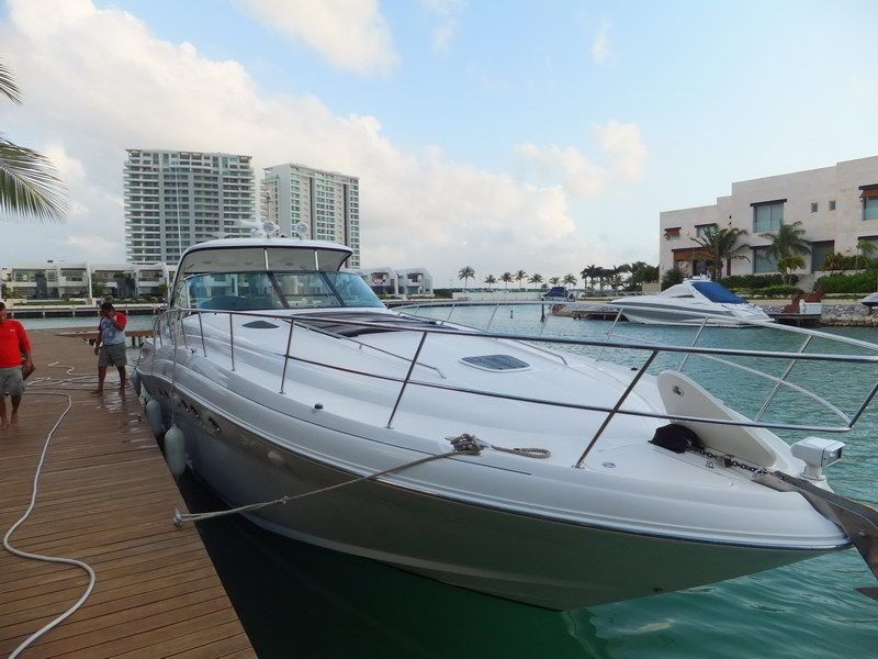 Sea Ray Sundancer yacht party