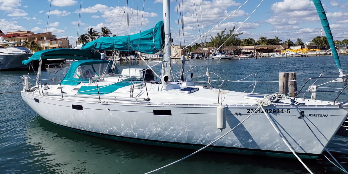 Beneteau Sailboat for Families & Couples in Cancun