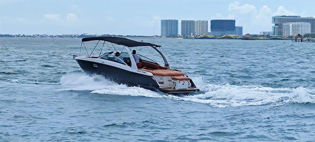 Four Winns Speed Boat for Snorkel and Wakeboard