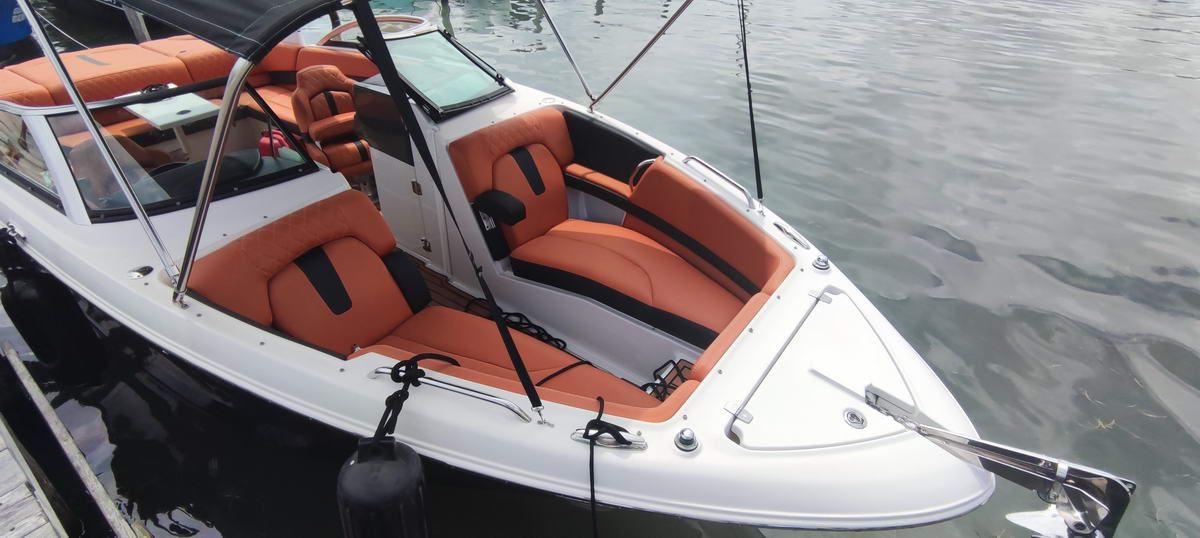 Four Winns Speed Boat for Snorkel and Wakeboard