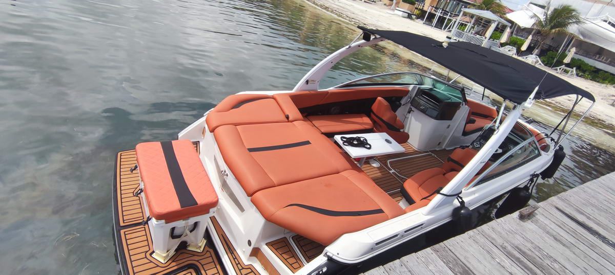 Four Winns Speed Boat for Snorkel and Wakeboard