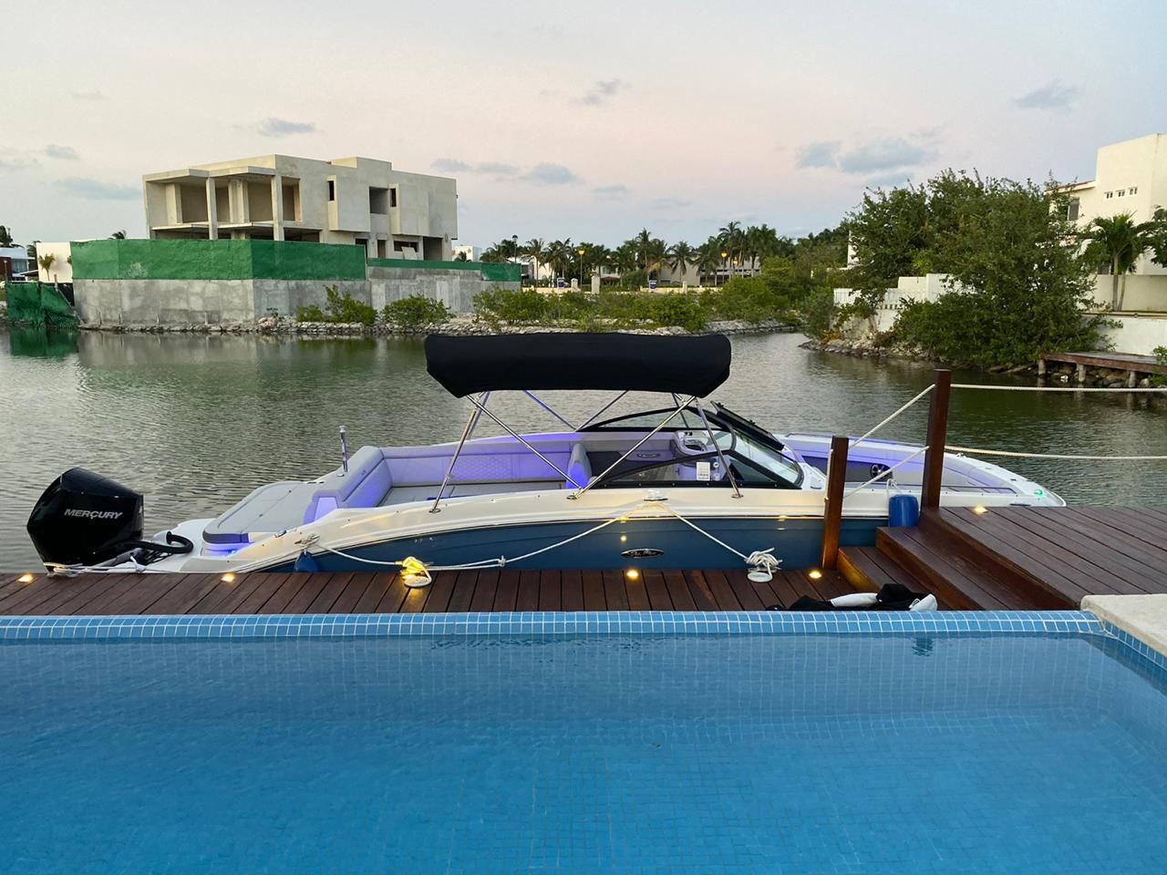 Sea Ray Sundancer 27 Sport Boat in Cancun