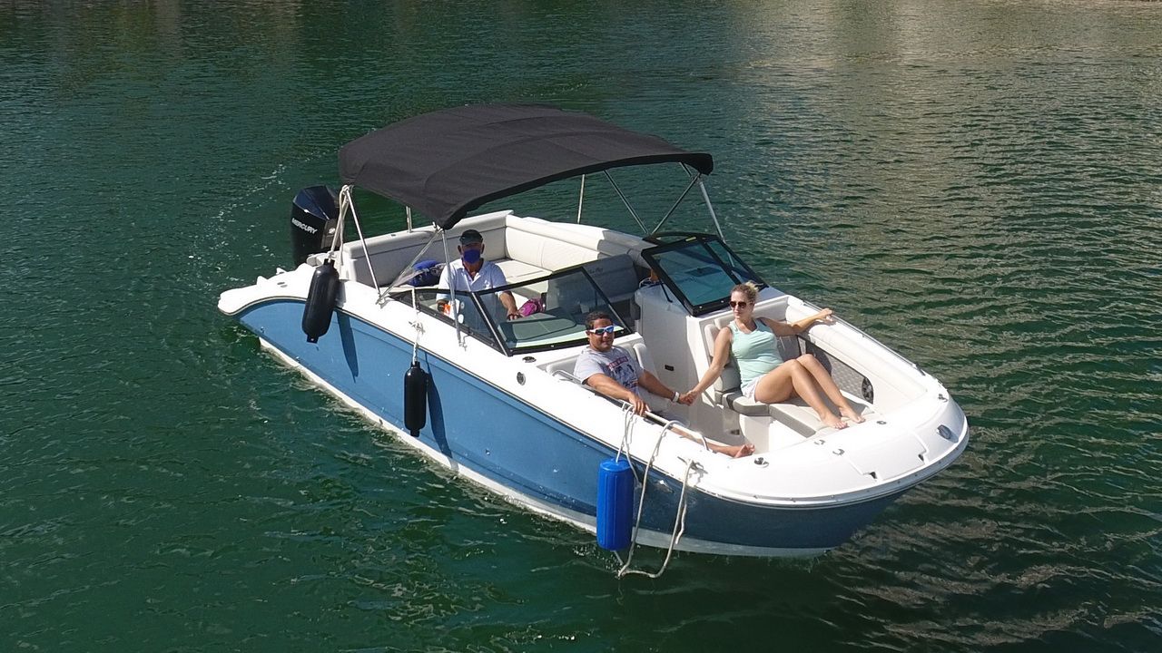 Sea Ray Sundancer 27 Sport Boat in Cancun