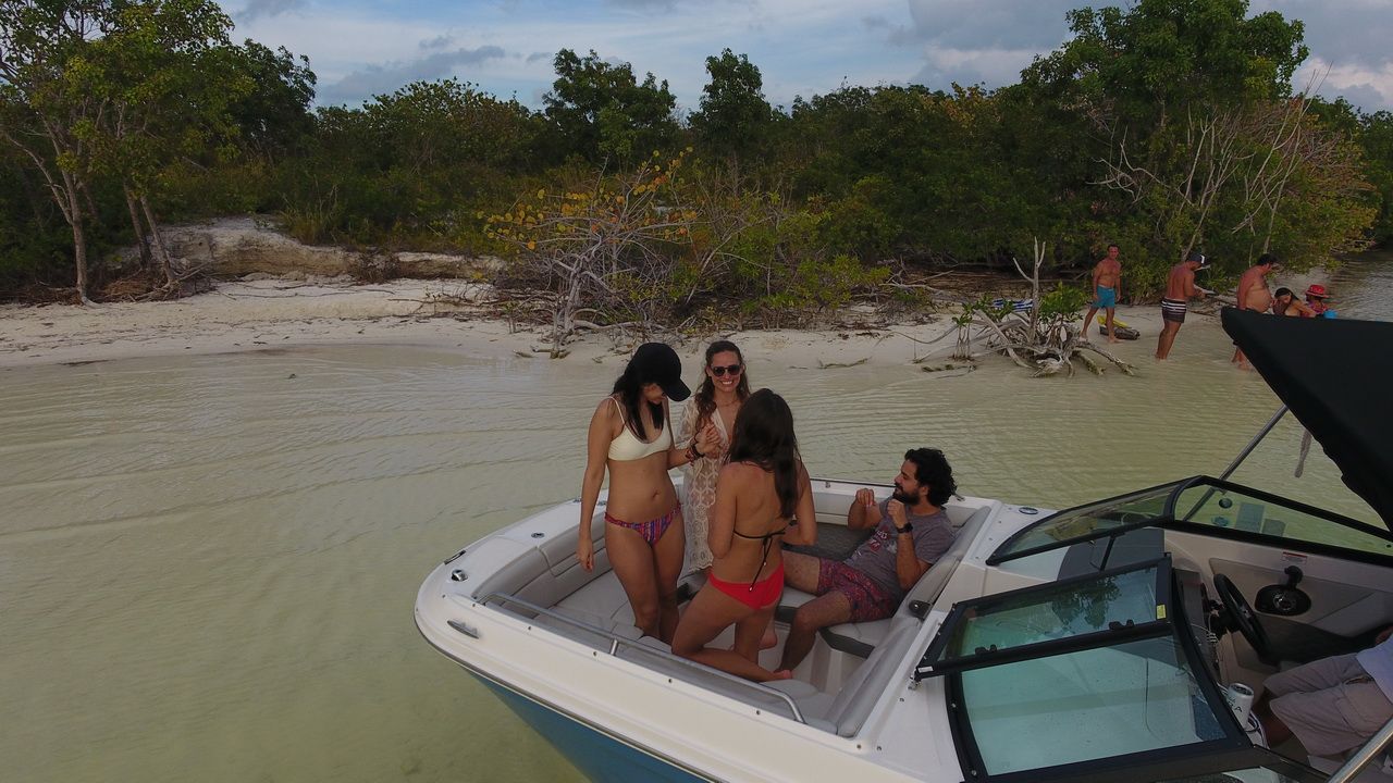 Sea Ray Sundancer 27 Sport Boat in Cancun