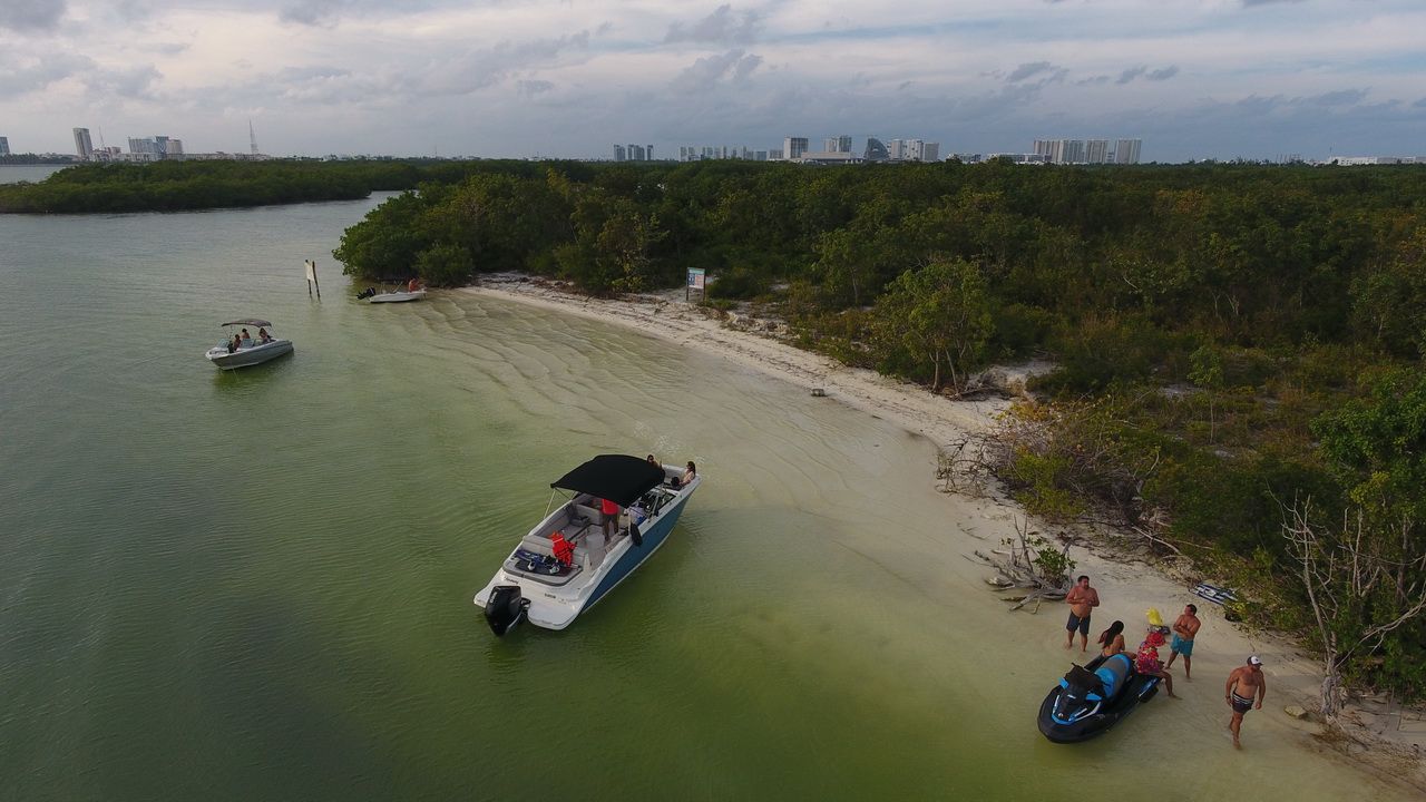 Sea Ray Sundancer 27 Sport Boat in Cancun