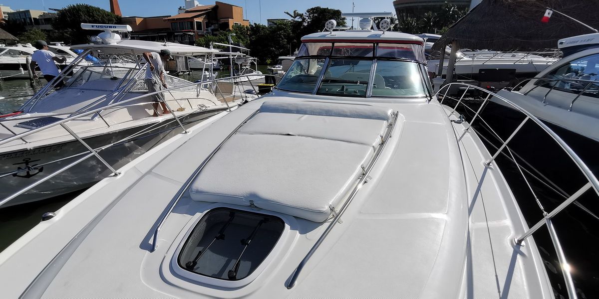 Sea Ray Sundancer 420 Yacht in Cancun: 2 Options