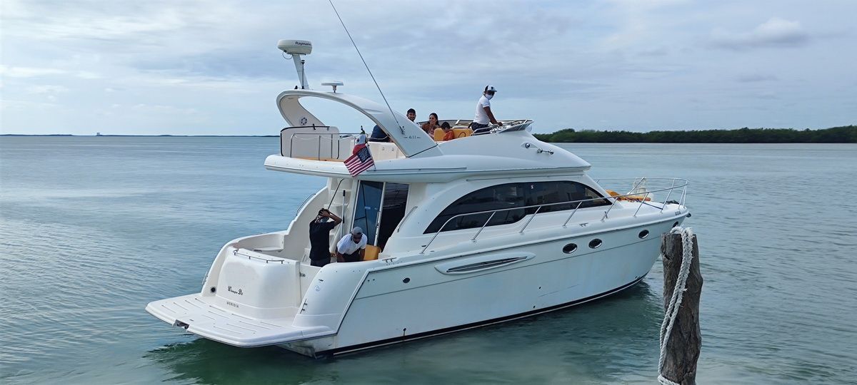 Meridian 420 Flybridge Yacht Rental in Cancun