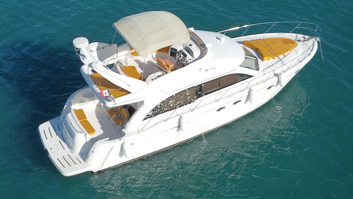 Meridian 420 Flybridge Yacht Rental in Cancun