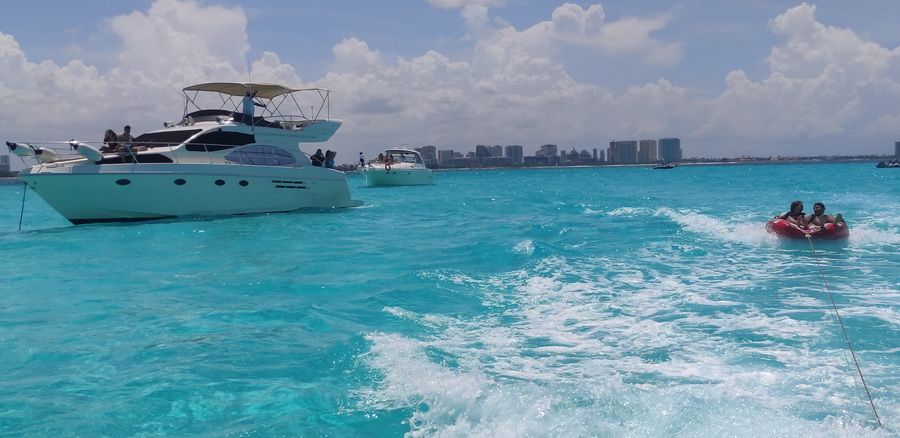 Towable tubes water toys with yacht