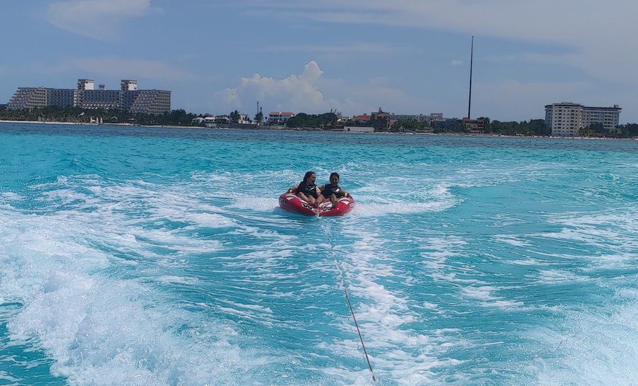 Towable tubes water toys with yacht
