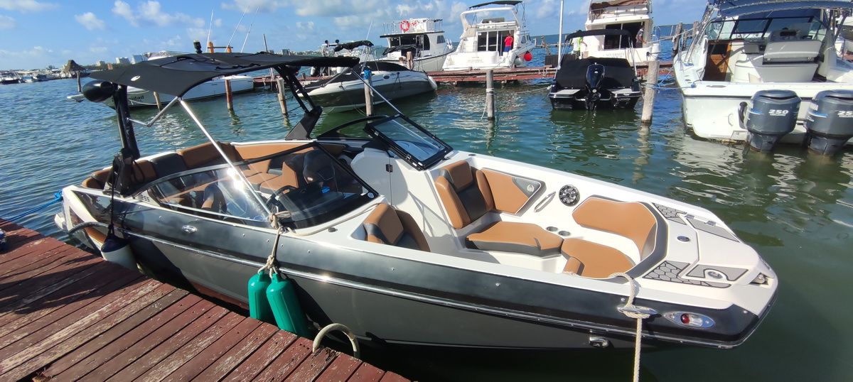 Scarab 25 Bowrider Sport Boat in Cancun