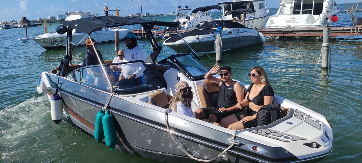 Scarab 25 Bowrider Sport Boat in Cancun