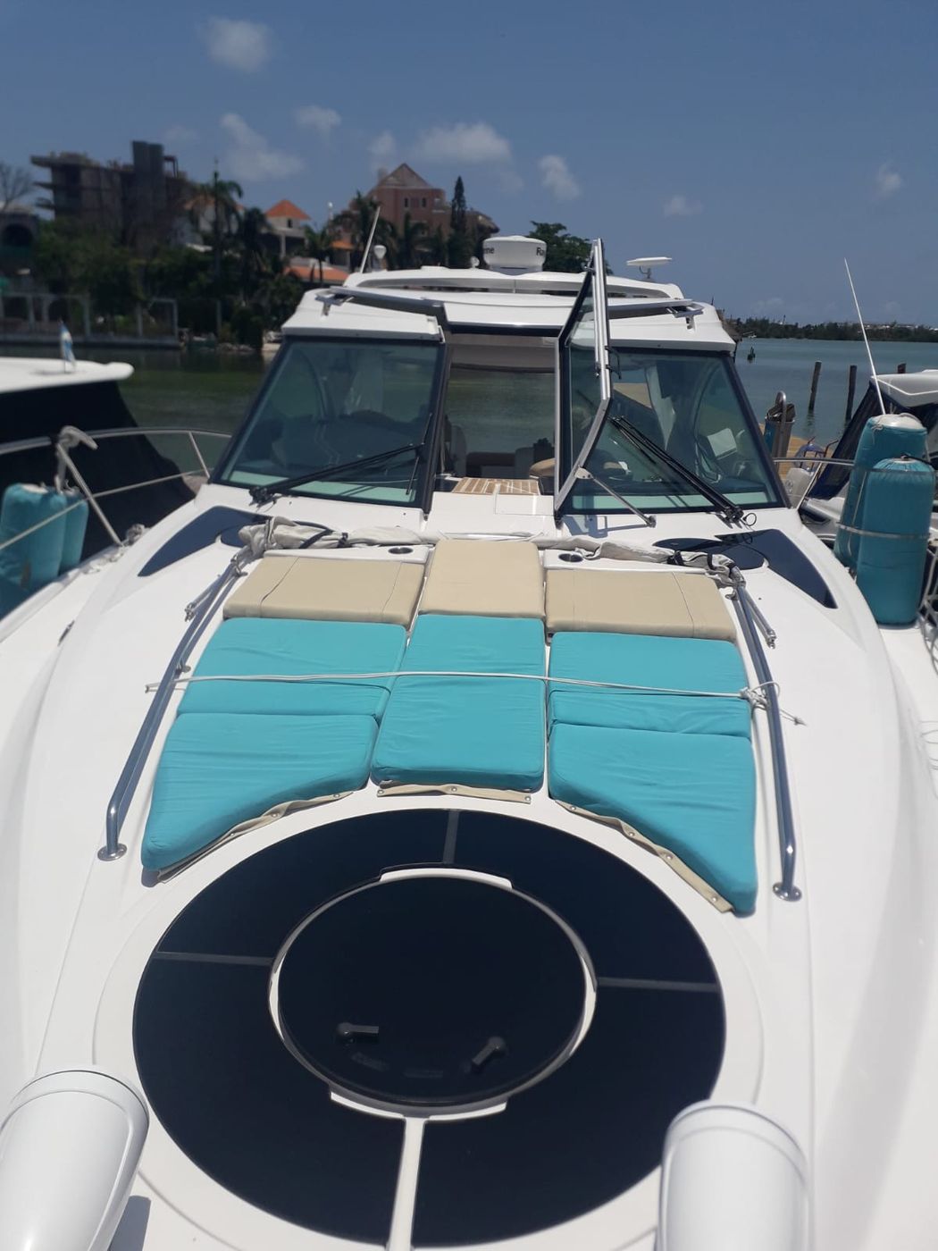 Four Winns 45 Luxury Yacht in Cancun