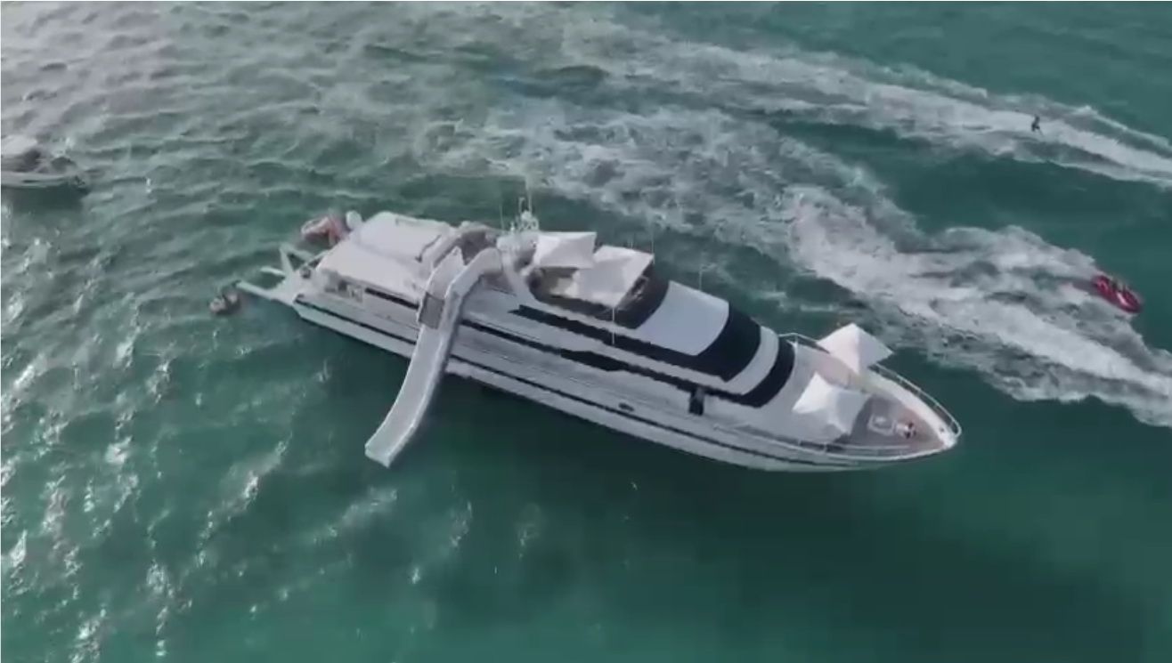 110 ft Luxury Party Yacht with Water Toys