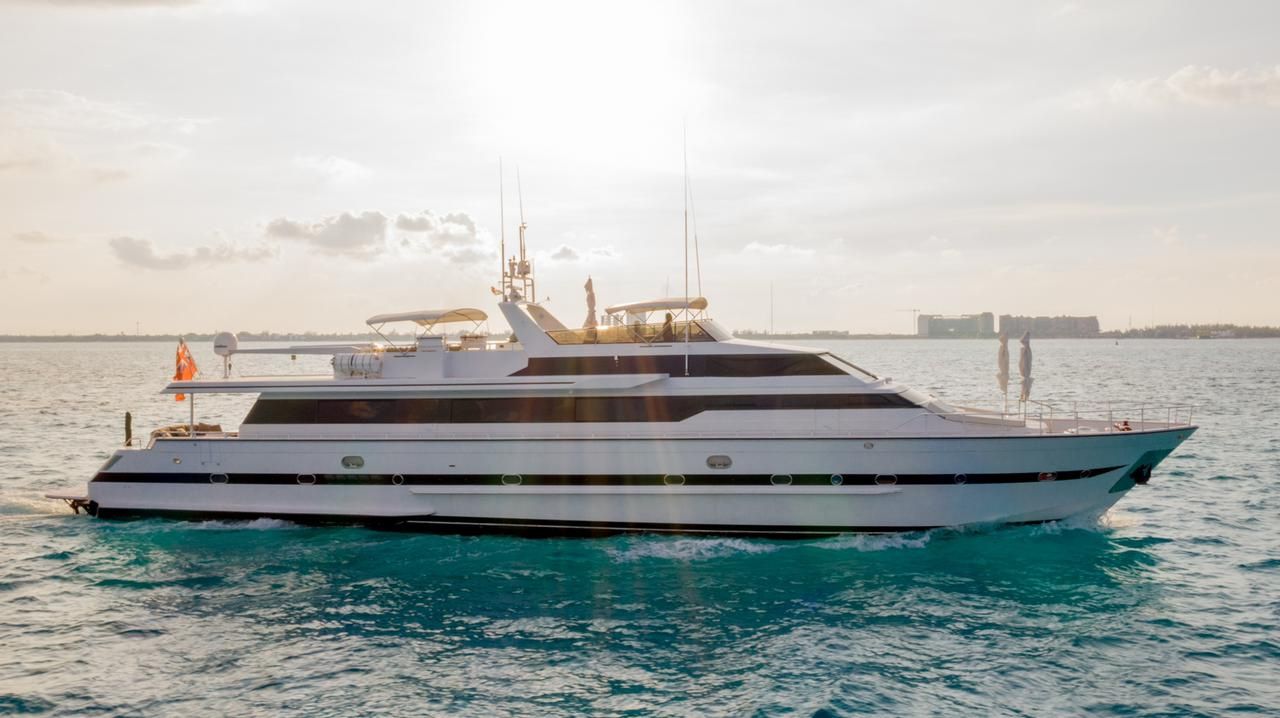 110 ft Luxury Party Yacht with Water Toys