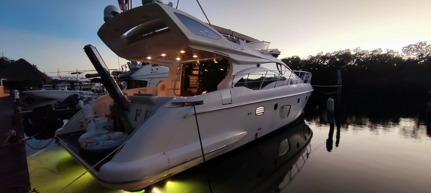 Azimut 50 Yacht Rental in Cancun for 15 Guests