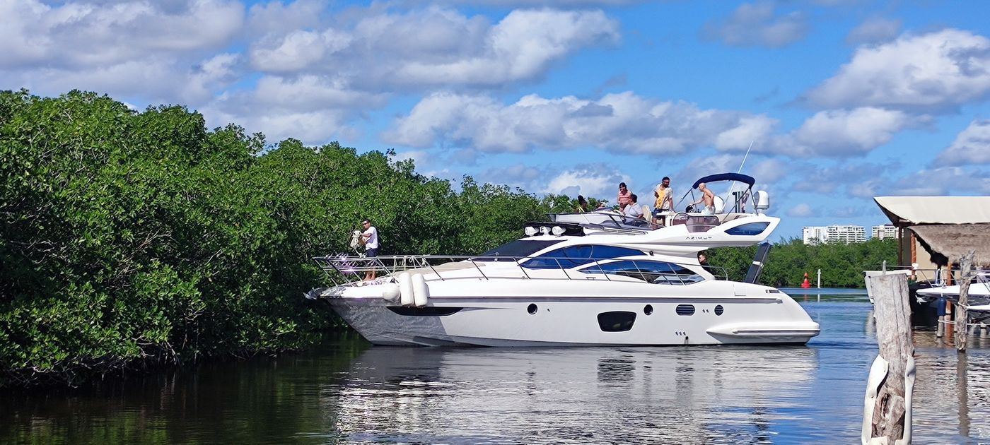 Azimut 50 Yacht Rental in Cancun for 15 Guests