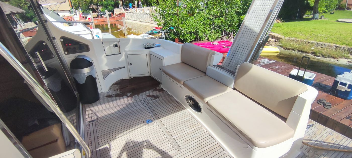Azimut 50 Yacht Rental in Cancun for 15 Guests