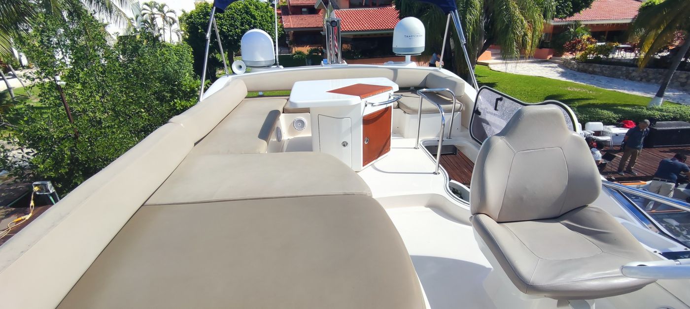 Azimut 50 Yacht Rental in Cancun for 15 Guests