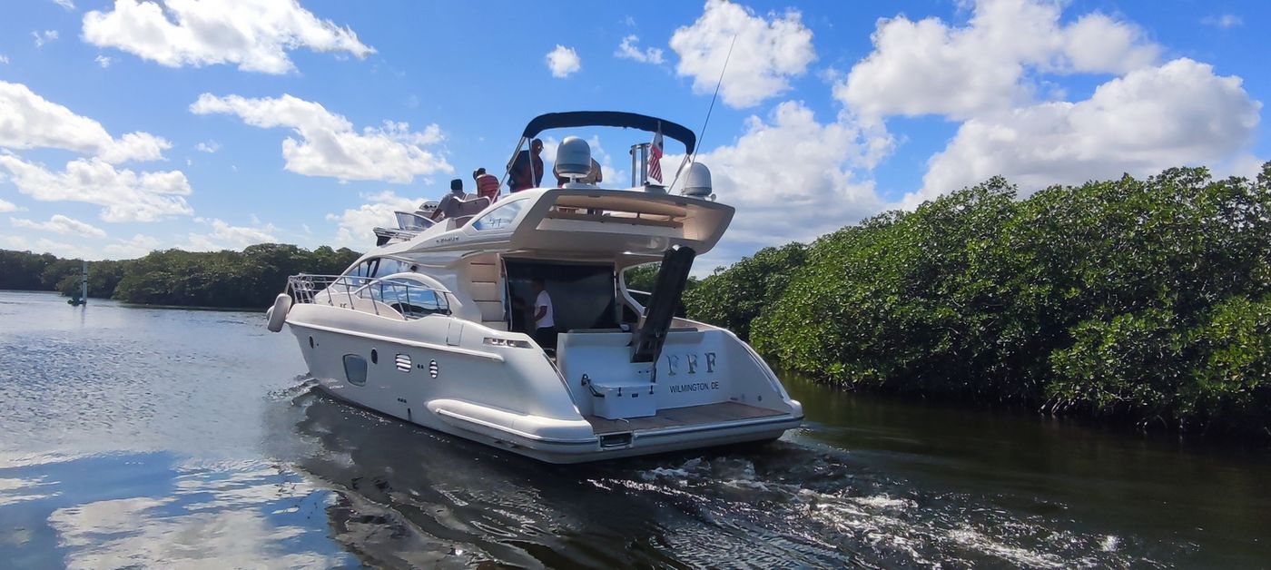 Azimut 50 Yacht Rental in Cancun for 15 Guests