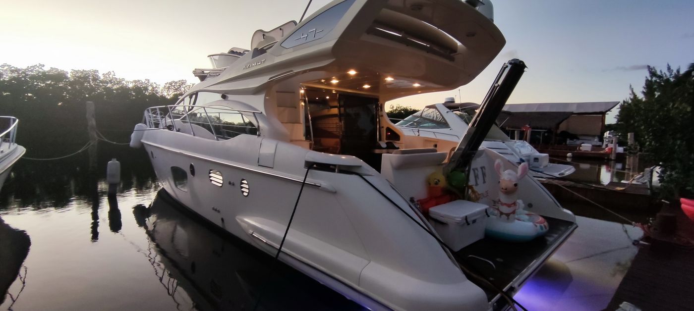 Azimut 50 Yacht Rental in Cancun for 15 Guests