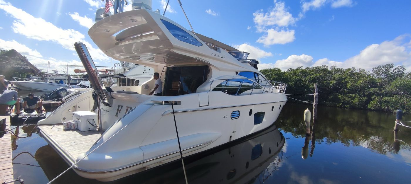 Azimut 50 Yacht Rental in Cancun for 15 Guests