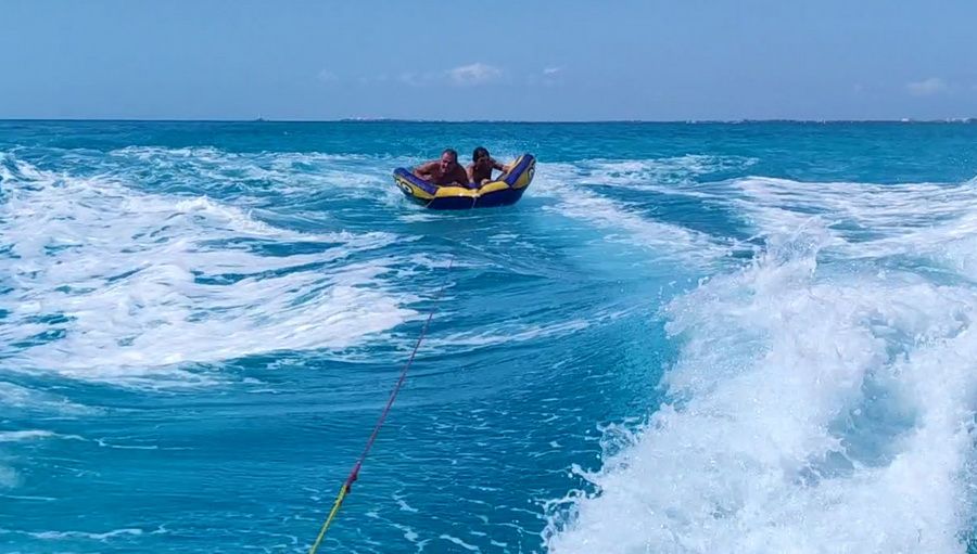 Towable tubes water toys with yacht