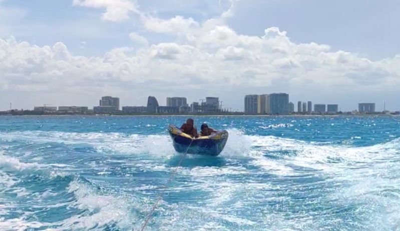 Towable tubes water toys with yacht
