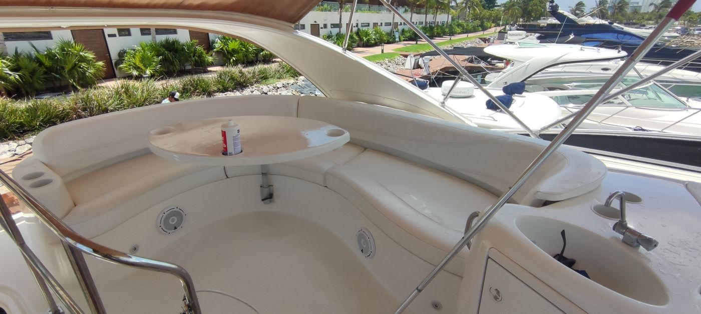 Meridian Flybridge Yacht for 15 Guests in Cancun
