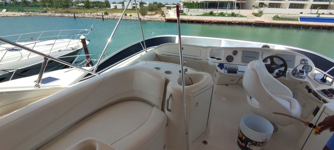 Meridian Flybridge Yacht for 15 Guests in Cancun