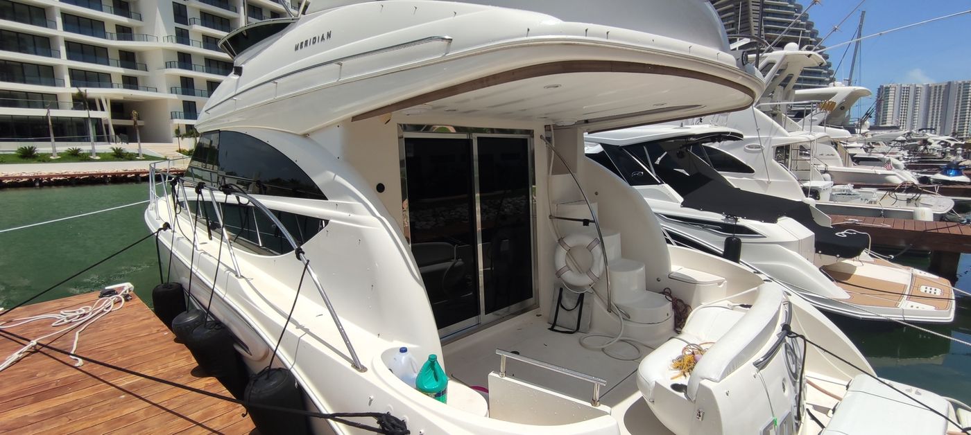 Meridian Flybridge Yacht for 15 Guests in Cancun