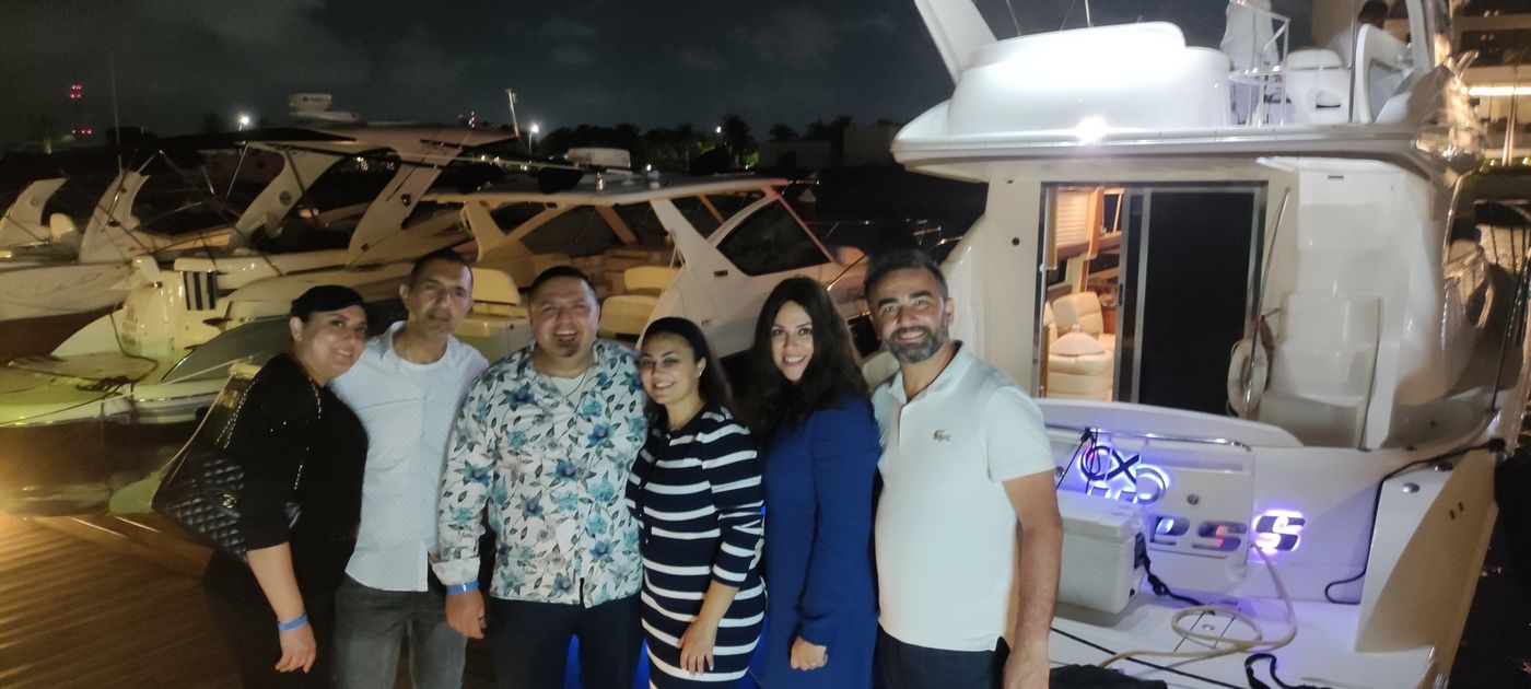 Meridian Flybridge Yacht for 15 Guests in Cancun