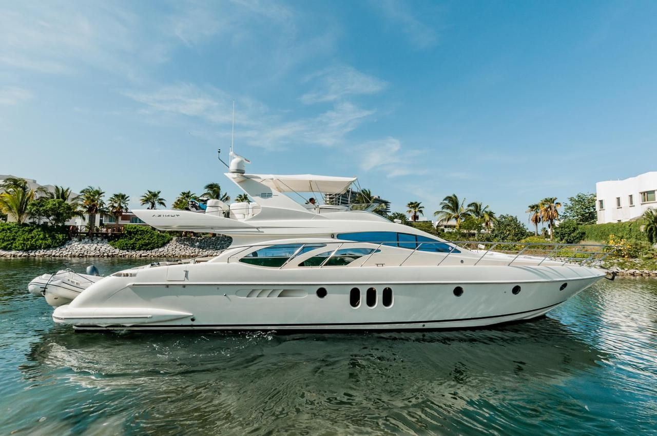 Azimut 62 Flybridge Yacht in Cancun