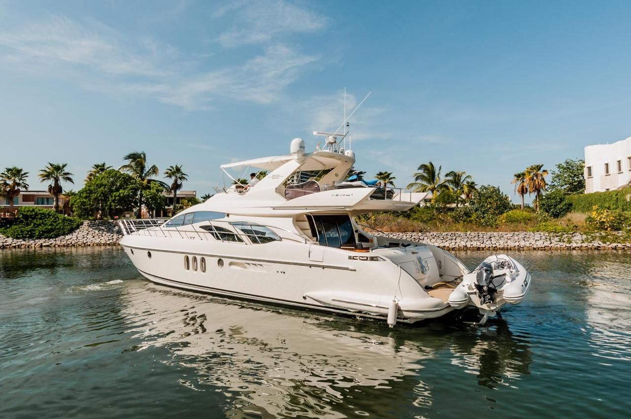 Azimut 62 Flybridge Yacht in Cancun