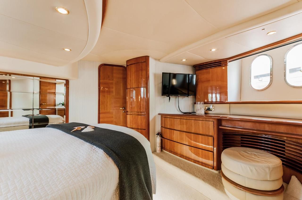 Azimut 62 Flybridge Yacht in Cancun