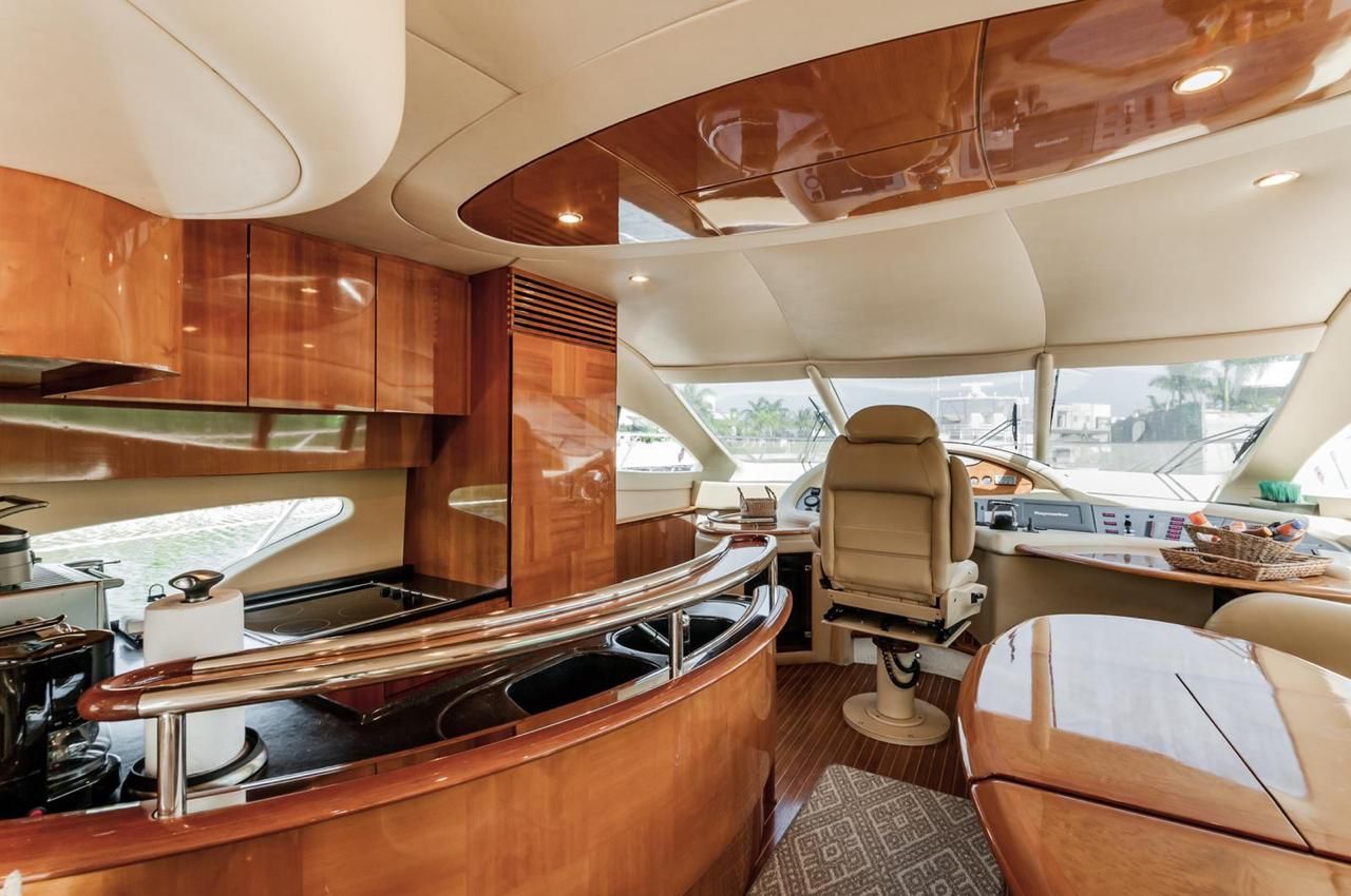 Azimut 62 Flybridge Yacht in Cancun