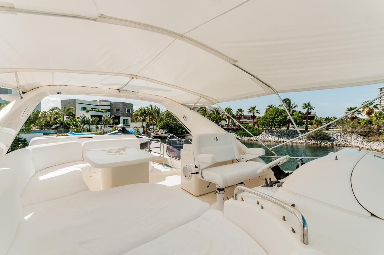 Azimut 62 Flybridge Yacht in Cancun