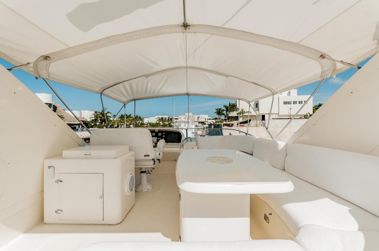 Azimut 62 Flybridge Yacht in Cancun