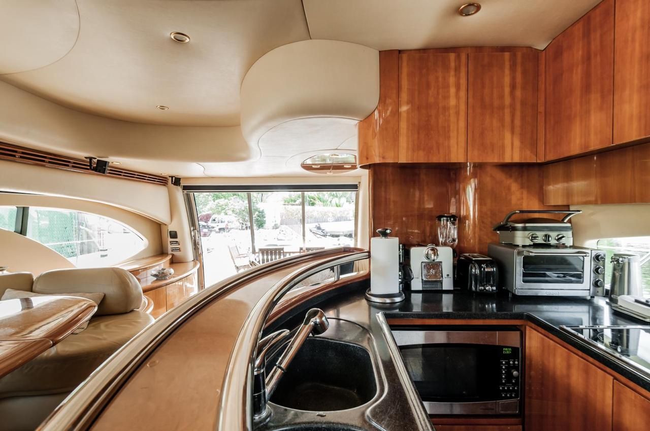 Azimut 62 Flybridge Yacht in Cancun