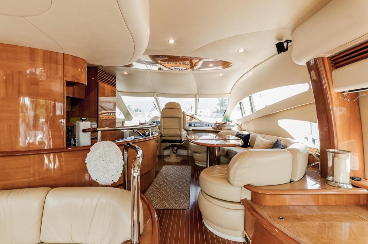Azimut 62 Flybridge Yacht in Cancun