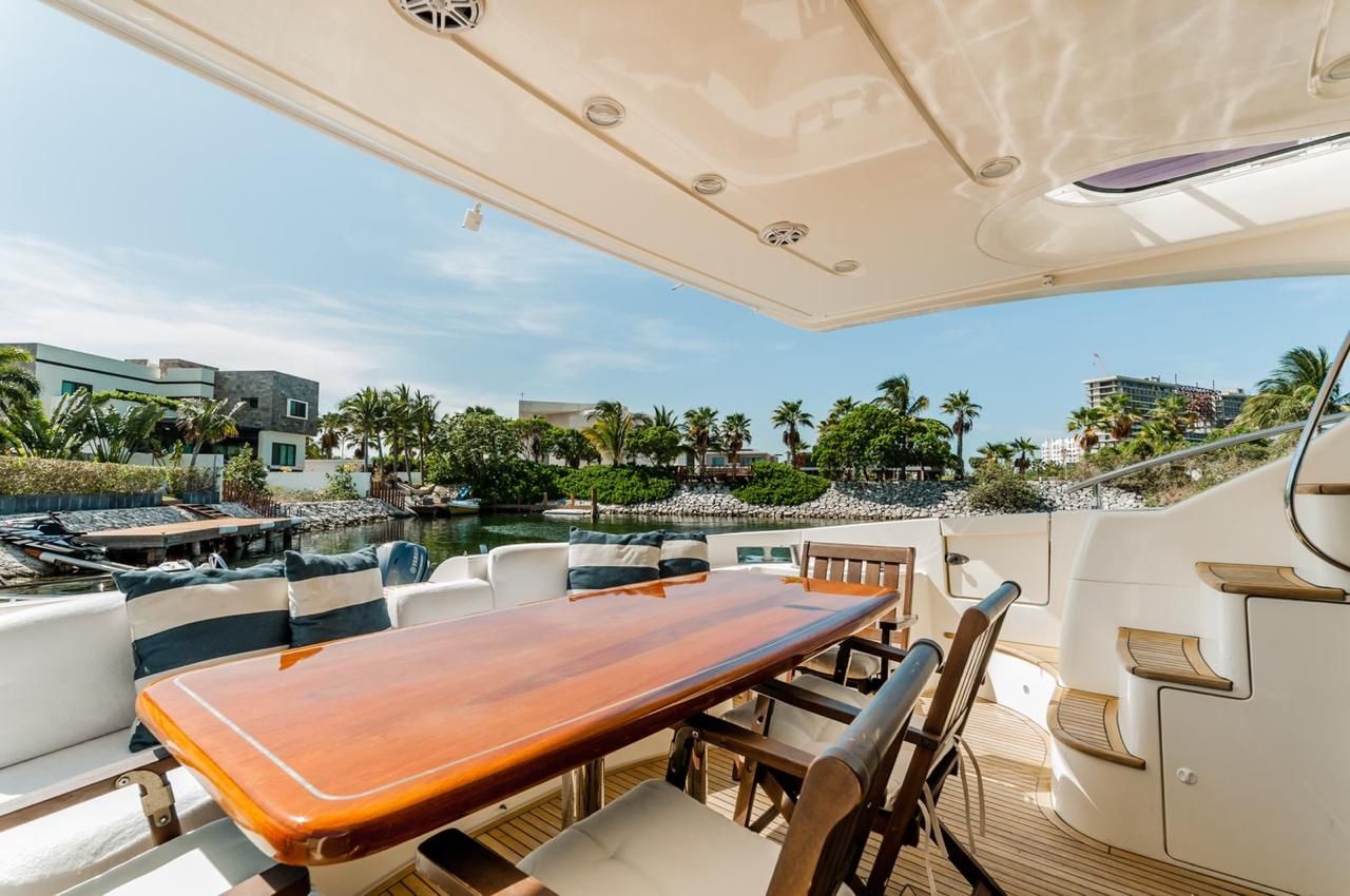 Azimut 62 Flybridge Yacht in Cancun