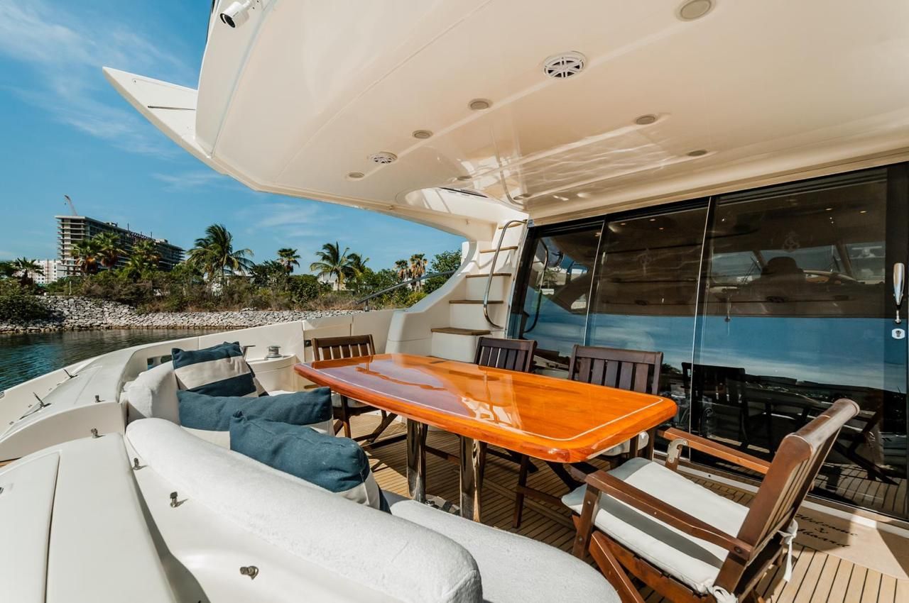 Azimut 62 Flybridge Yacht in Cancun