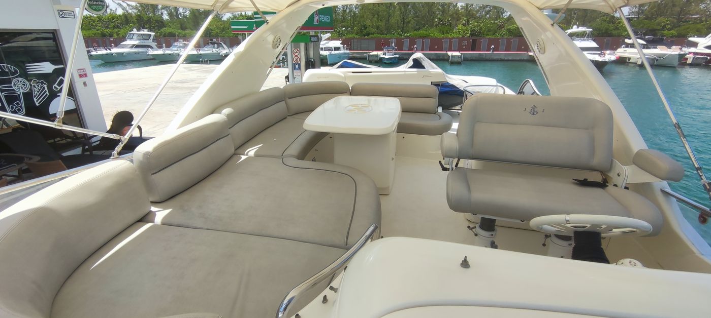 Azimut 62 Flybridge Yacht in Cancun