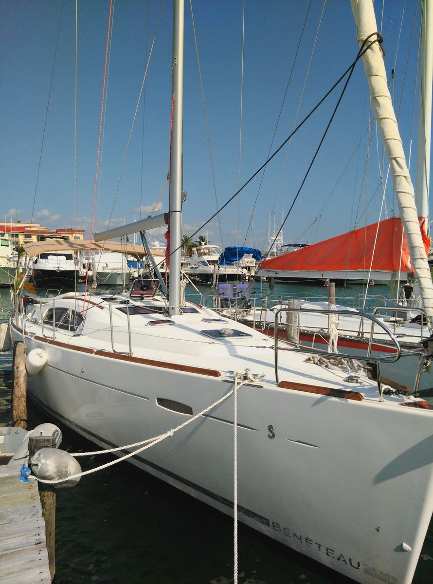 Spend the night on a sailing boat